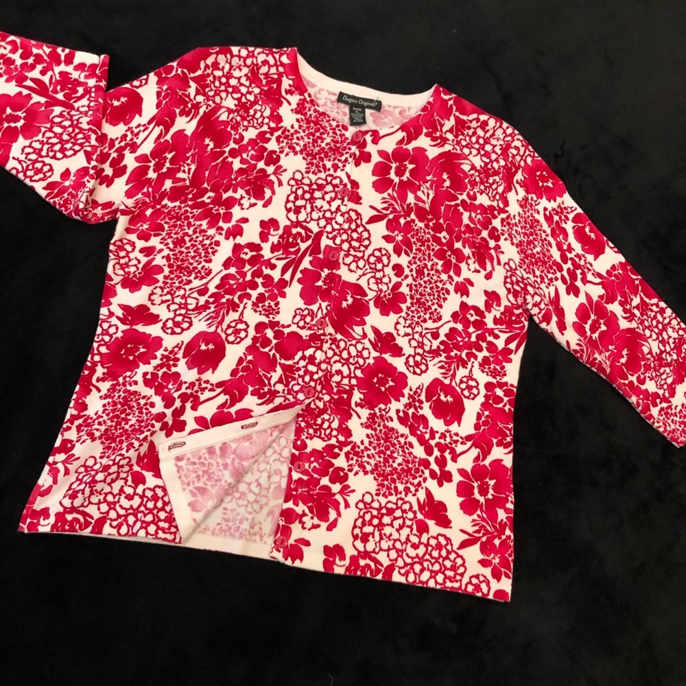 Red and white floral button up cardigan ❤️🤍❤️